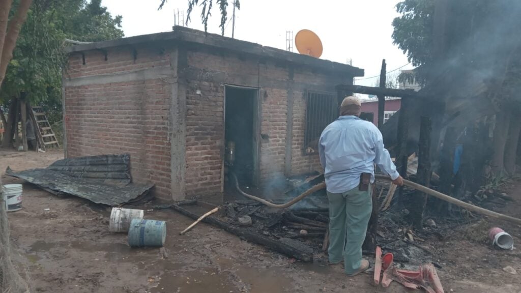 El incendio arrasó con la humilde vivienda.