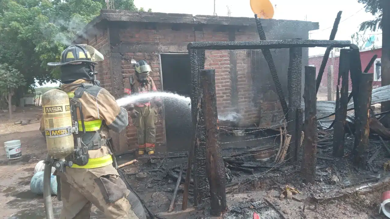 Los bomberos se esforzaron por extinguir rápidamente el siniestro