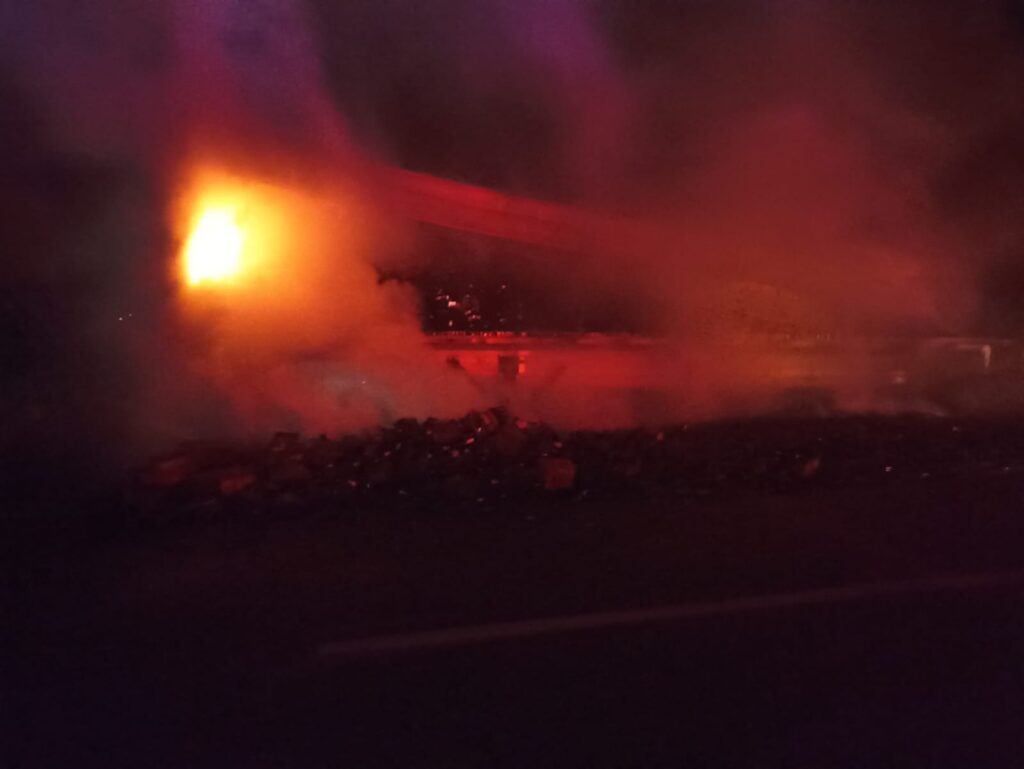 Incendio en la carretera "La Costera" en Angostura