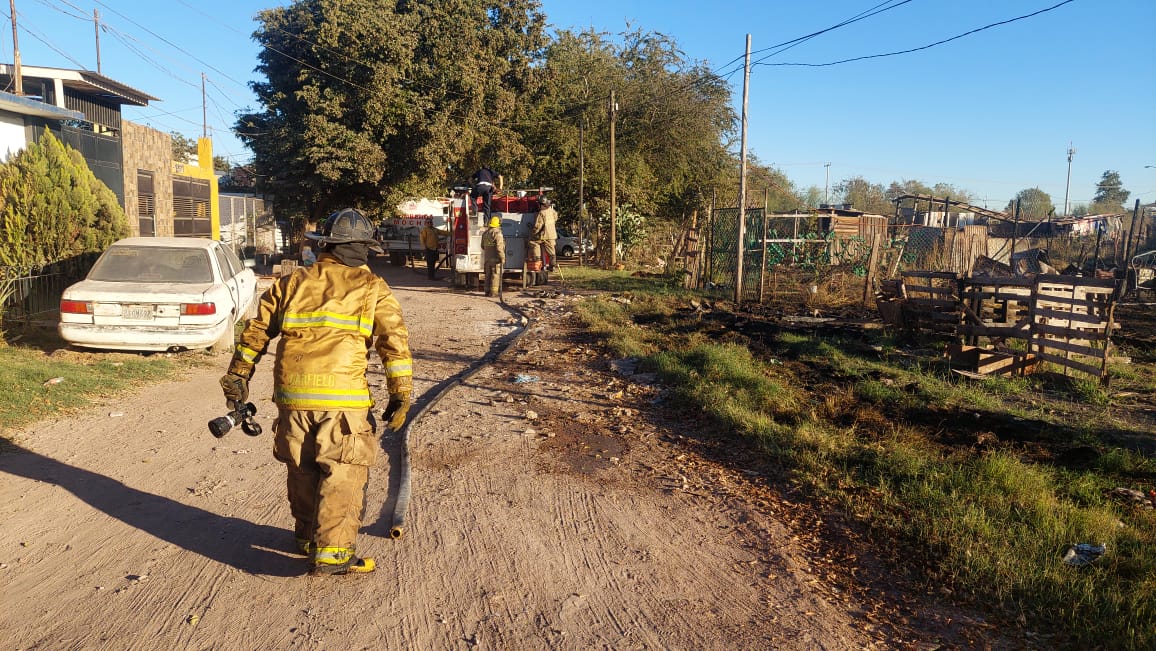 Bomberos lograron controlar el incendio que consumió las tres viviendas.