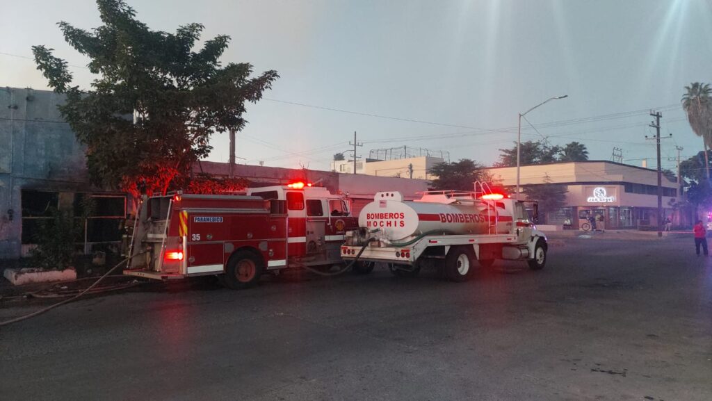 Camiones de Bomberos de Los Mochis en el lugar donde se incnedió una bodega de flores en el centro