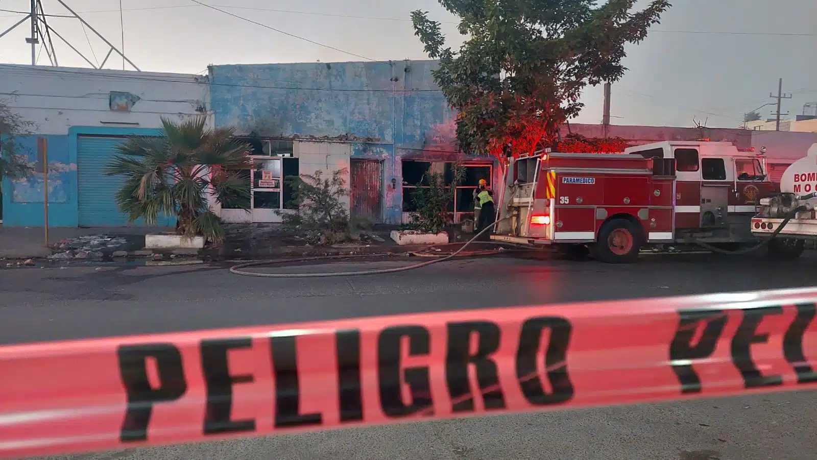 Cuerpos de emergencias acudieron al incendio de una bodega de una florería abandonada ubicada en el sector Centro de la ciudad de Los Mochis.