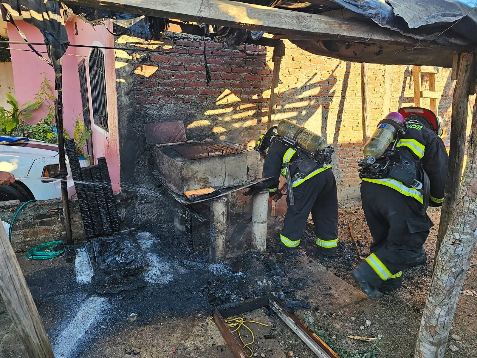Bomberos Veteranos de Mazatlán en el incendio de una casa habitación en la colonia Felicidad