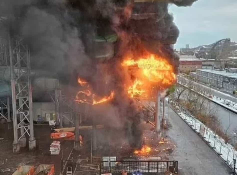 Incendio consume parque acuático de diversiones en Suecia