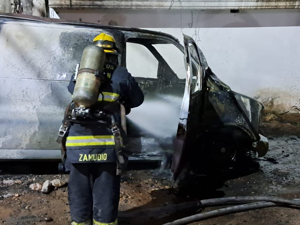 Bomberos Culiacán se movilizaron a la ubicación y de inmediato empezaron con las maniobras hasta acabar con el peligro.