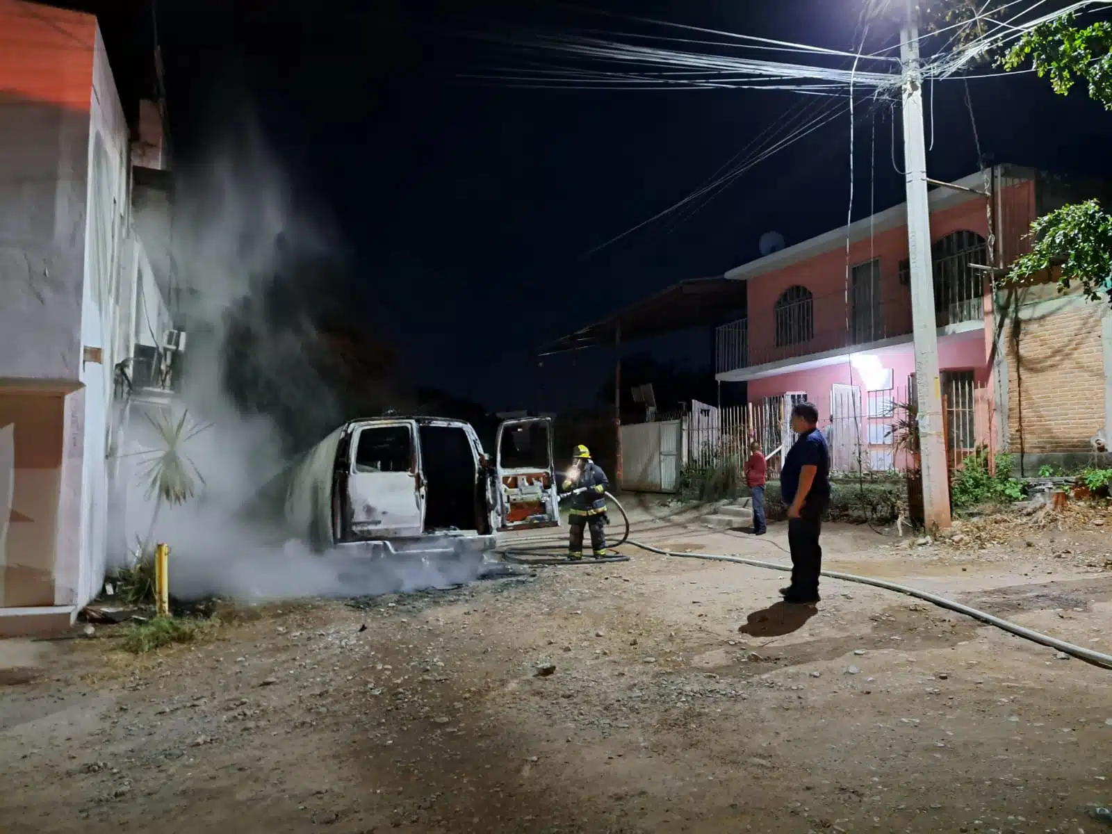 La camioneta quedó en pérdida total luego de que fuera arrasada por el fuego.