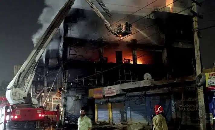 Incendio de una fábrica de pintura en la India; hay 11 muertos