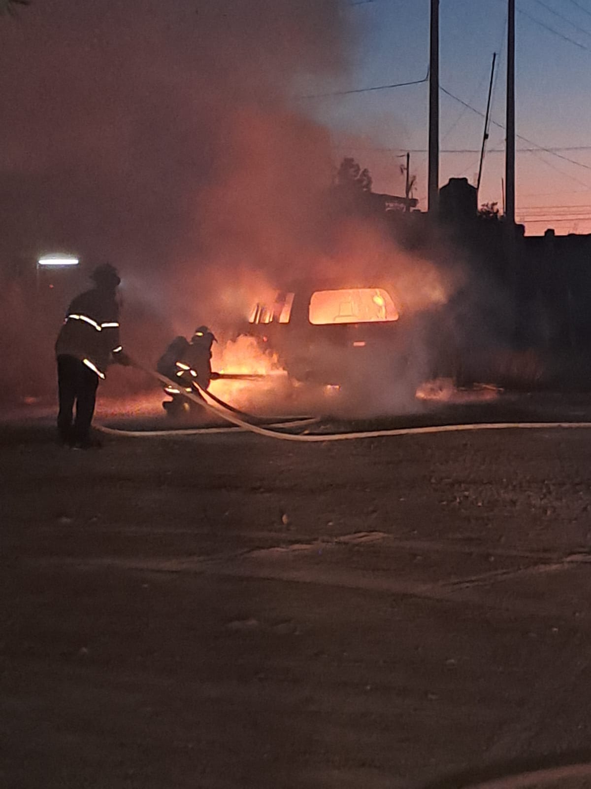 Bomberos controlaron el incendio que consumió toda la unidad.