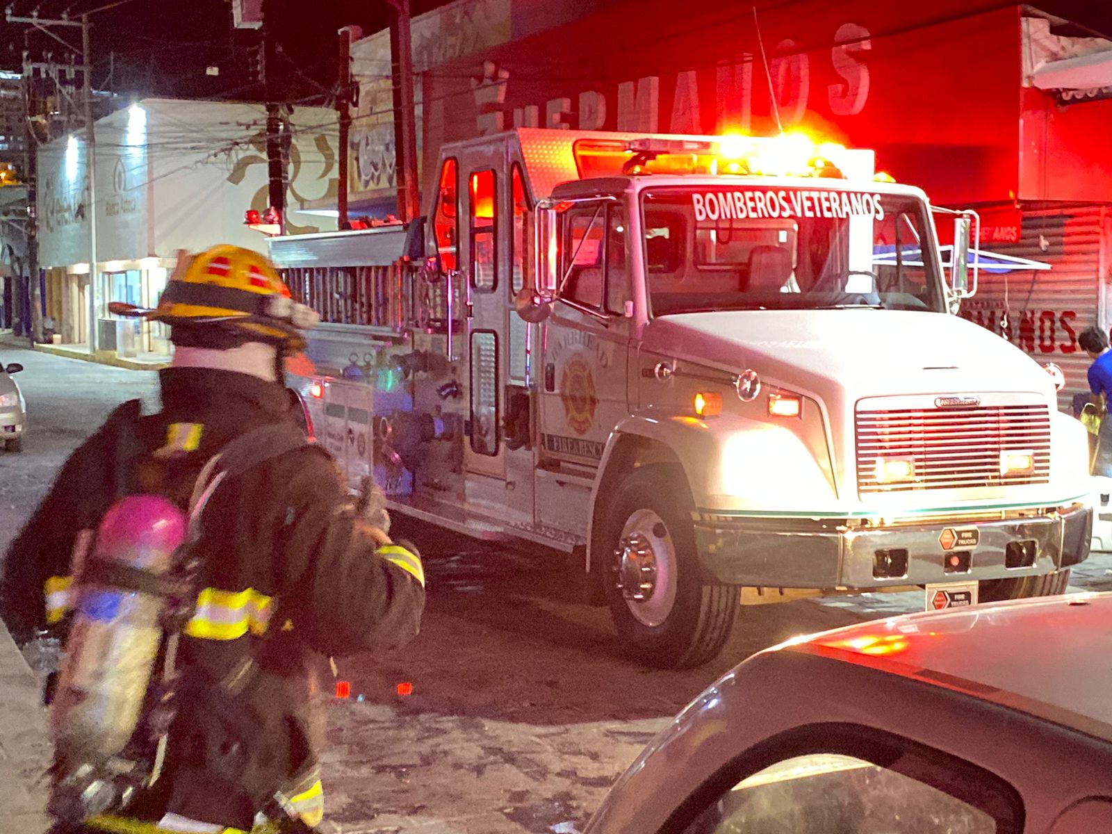 El conato de incendio movilizó a los dos cuerpos de bomberos de la ciudad y elementos de Protección Civil Municipal.