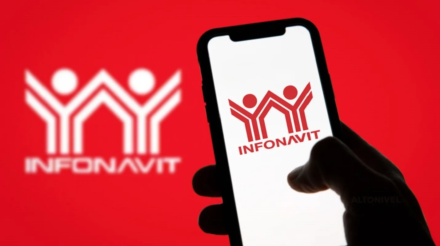 Mano sosteniendo un celular con el logo de Infonavit