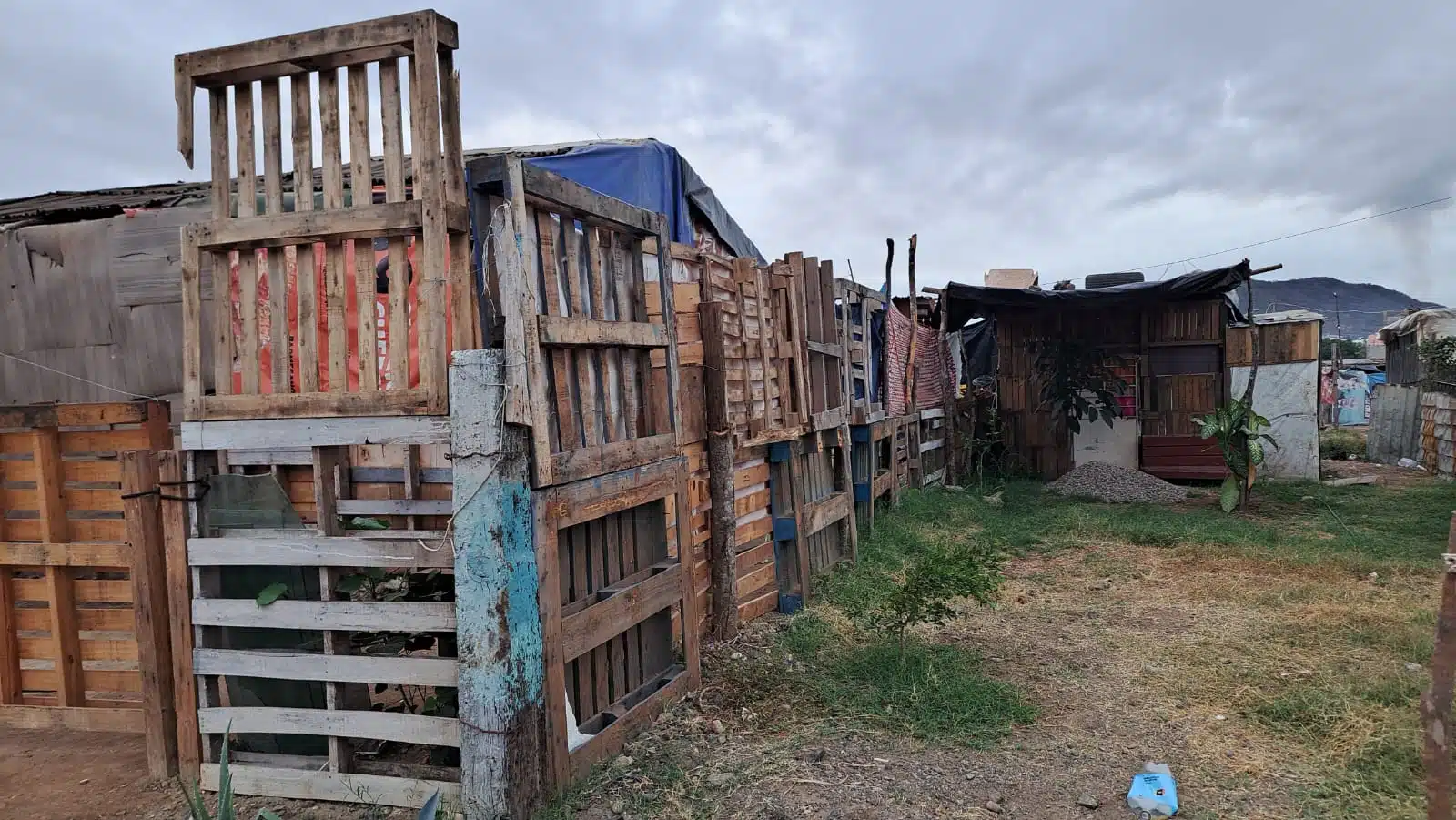 Casas de madera en Invasión Santana en Mazatlán