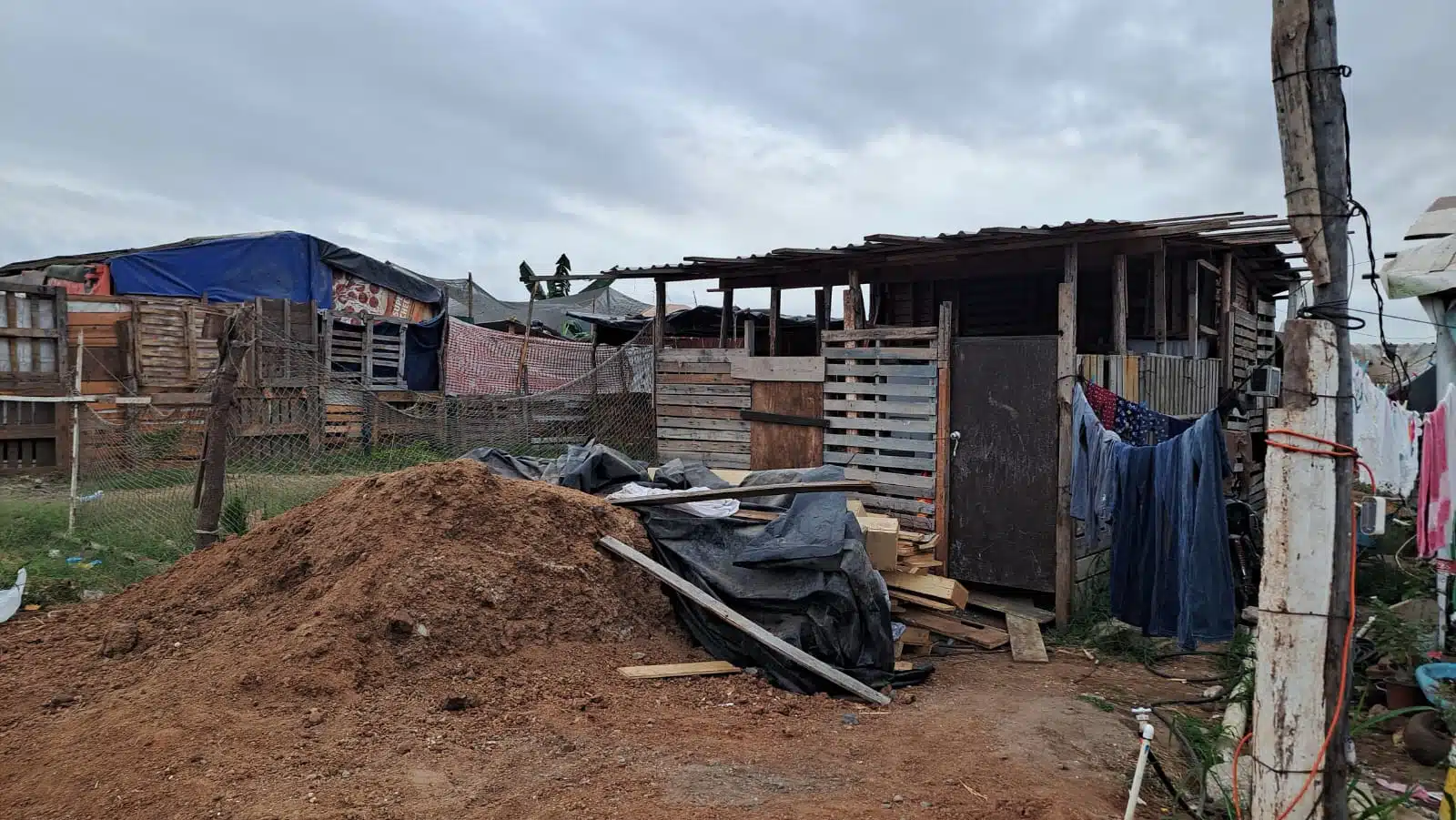 Casas de madera en Invasión Santana en Mazatlán