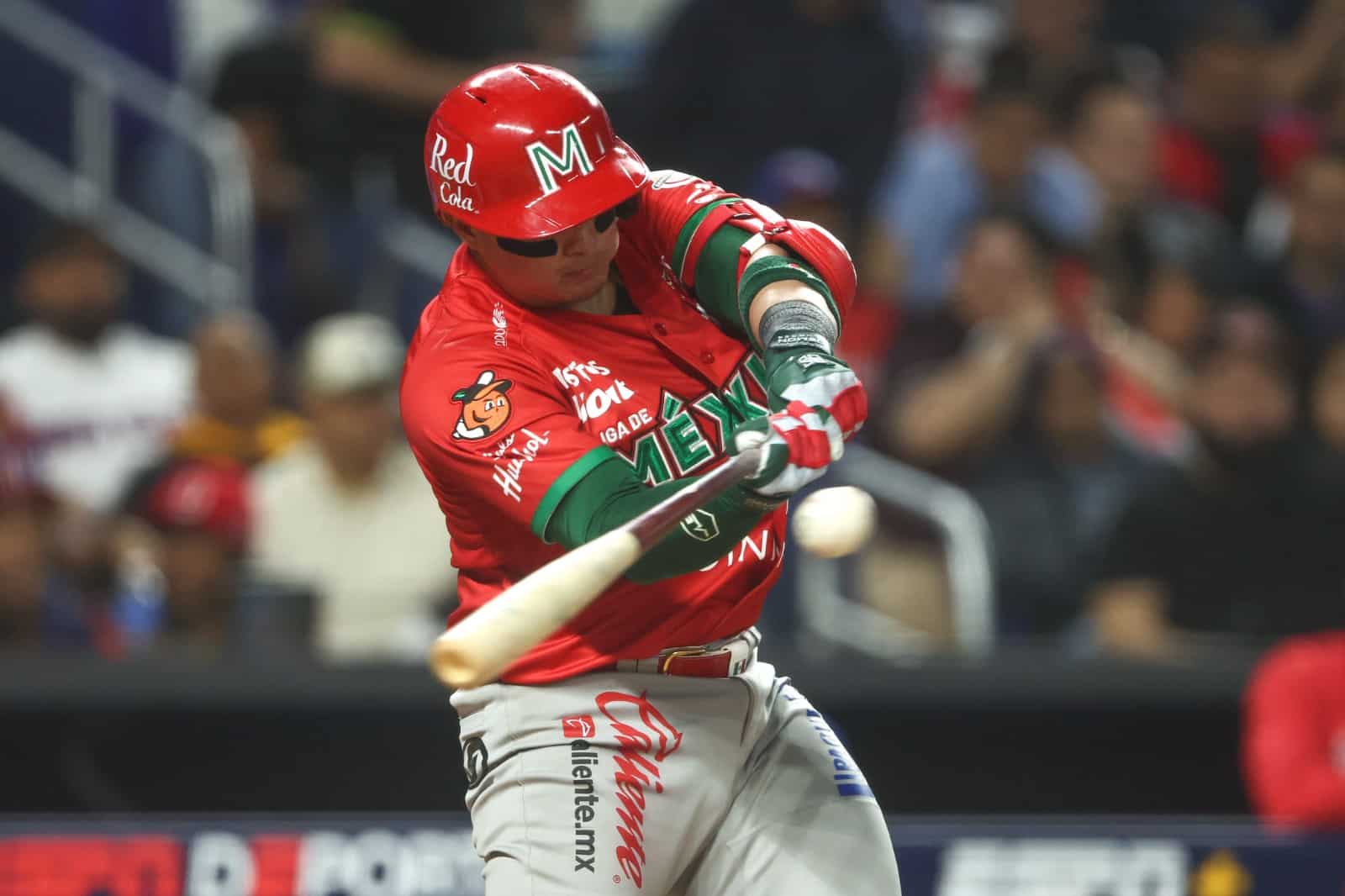 Irving Alexis Wilson, jugador del equipo de México, con un bate en las manos en la Serie del Caribe 2024