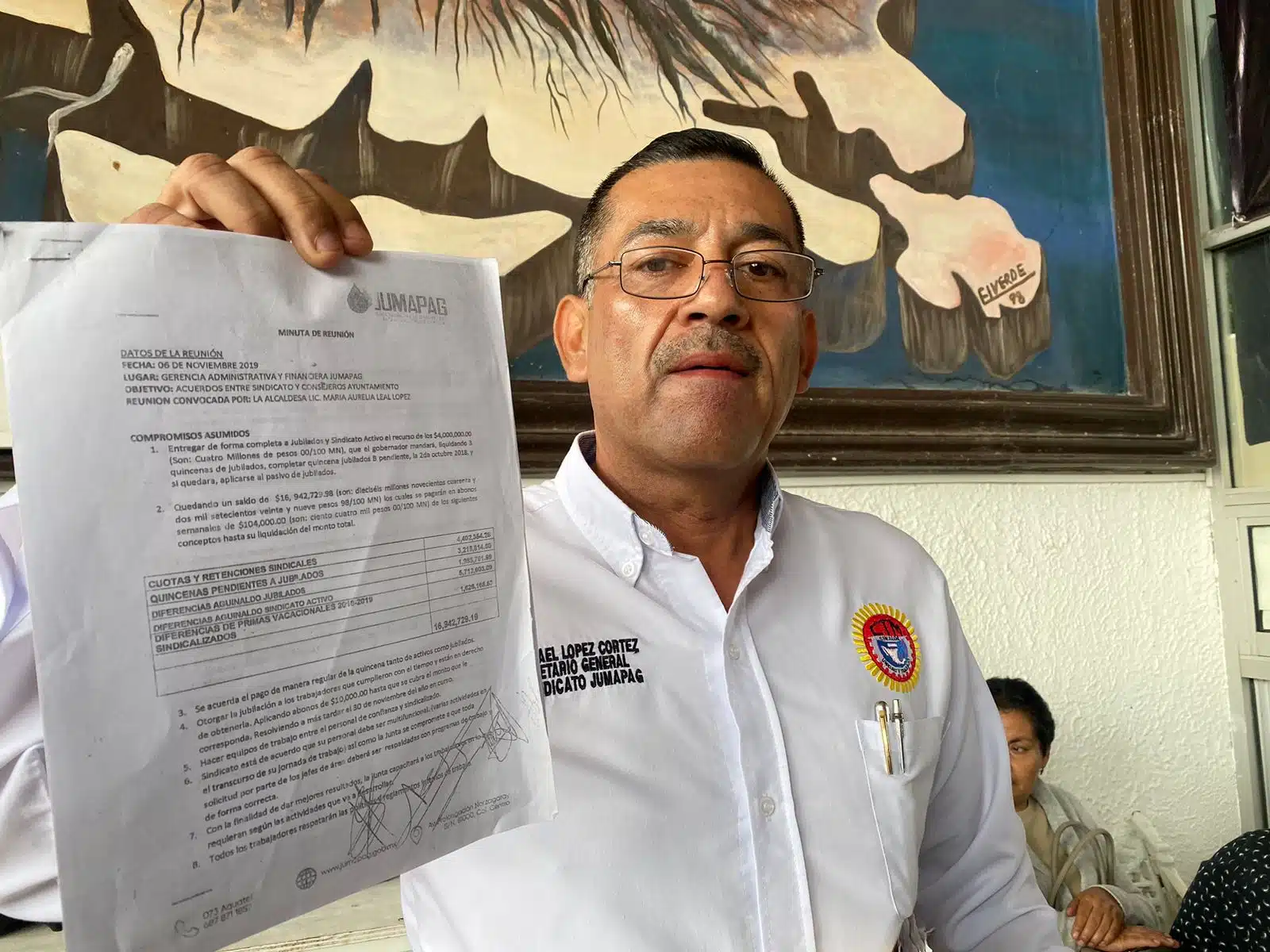 Israel López Cortez, líder de la Jumapag, mostrando un documento