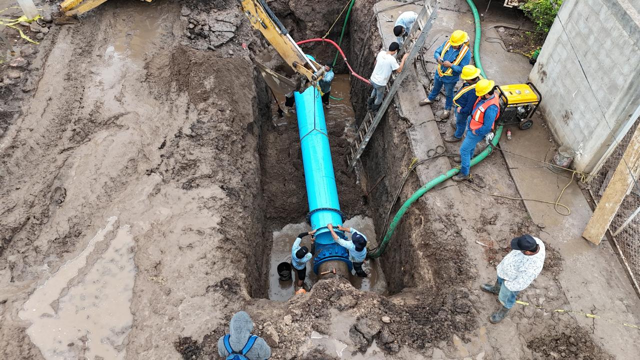 Japac pone tubo en la reparación de una línea de agua potable en Culiacán