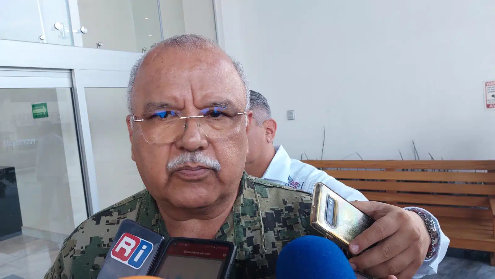 Javier Abarca García, comandante de la Octava Región Naval Militar, en entrevista con los medios de comunicación en Mazatlán