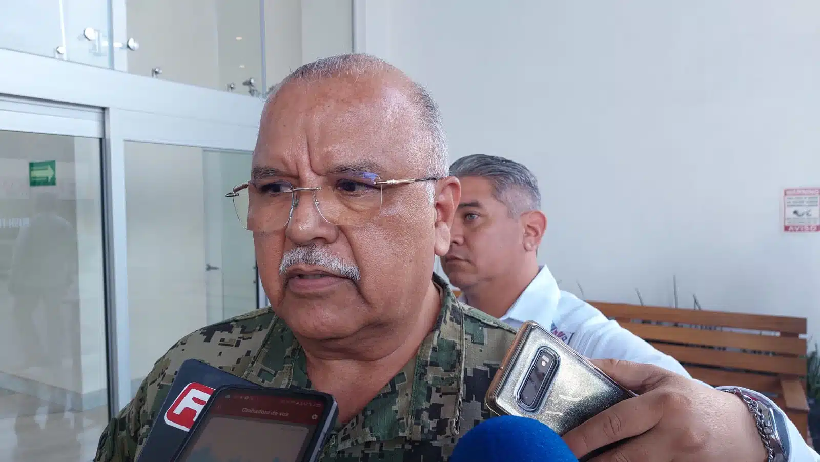 Javier Abarca García, comandante de la Octava Región Naval Militar, en entrevista con los medios de comunicación en Mazatlán