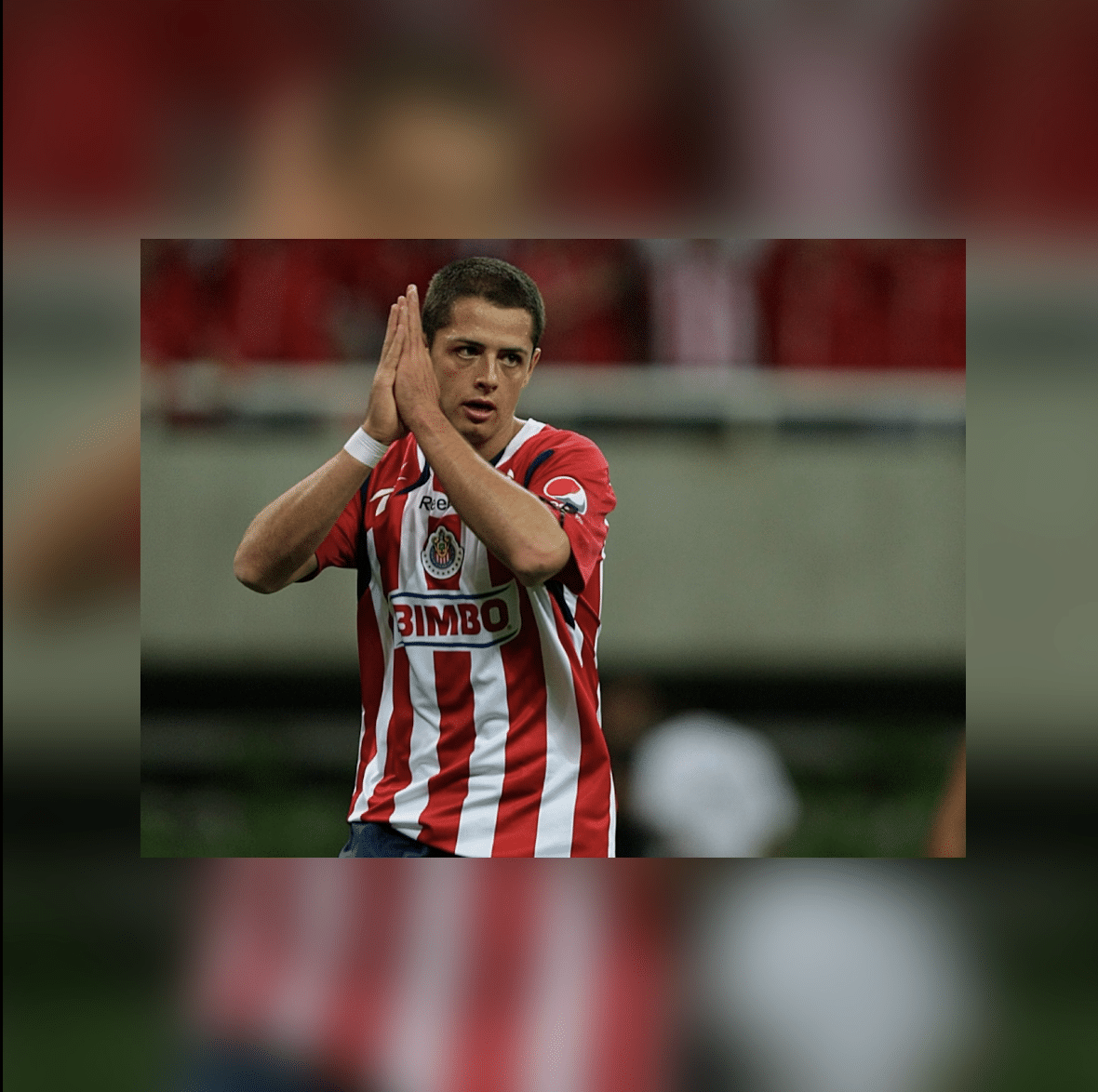 Javier “Chicharito” Hernández con el uniforme de las Chivas