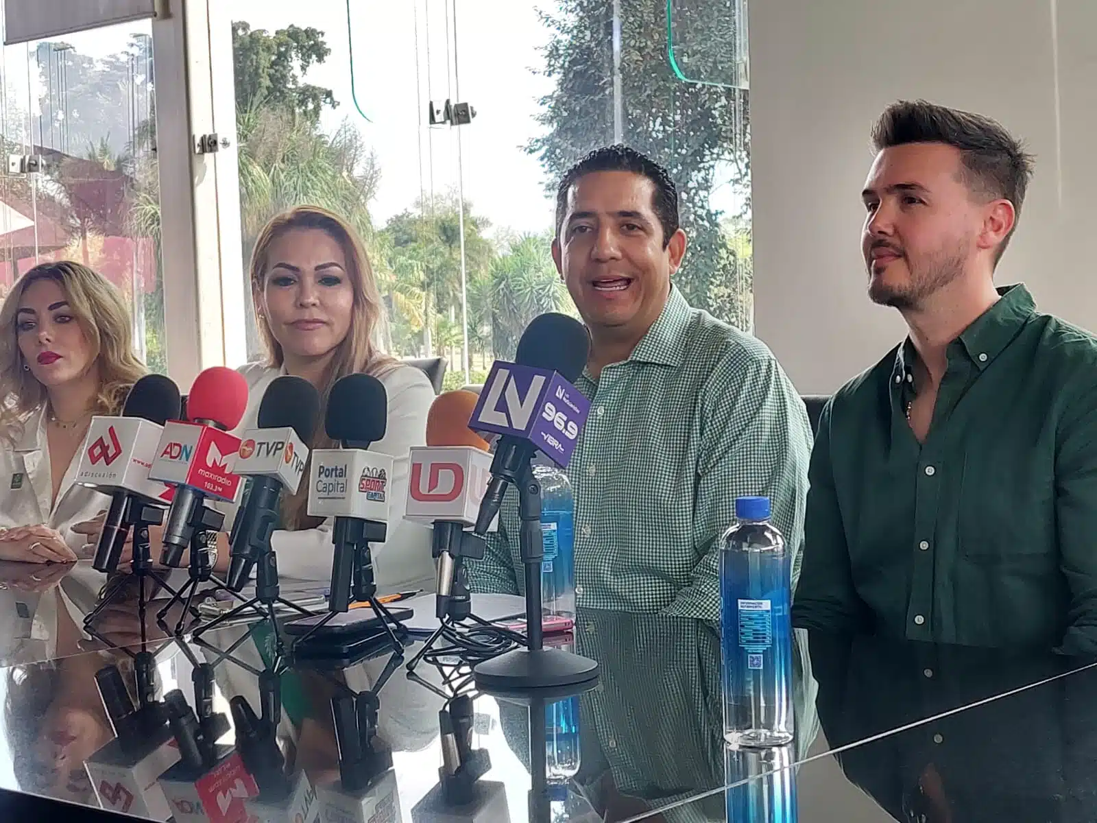 Jesús Valdés Palazuelos y Nubia Ramos Carbajal en conferencia de presa con los medios de comunicación en Culiacán