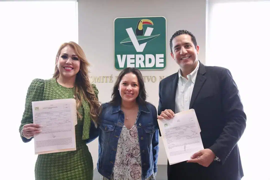 Jesús Valdes Palazuelos con papel en la mano junto a 2 mujeres
