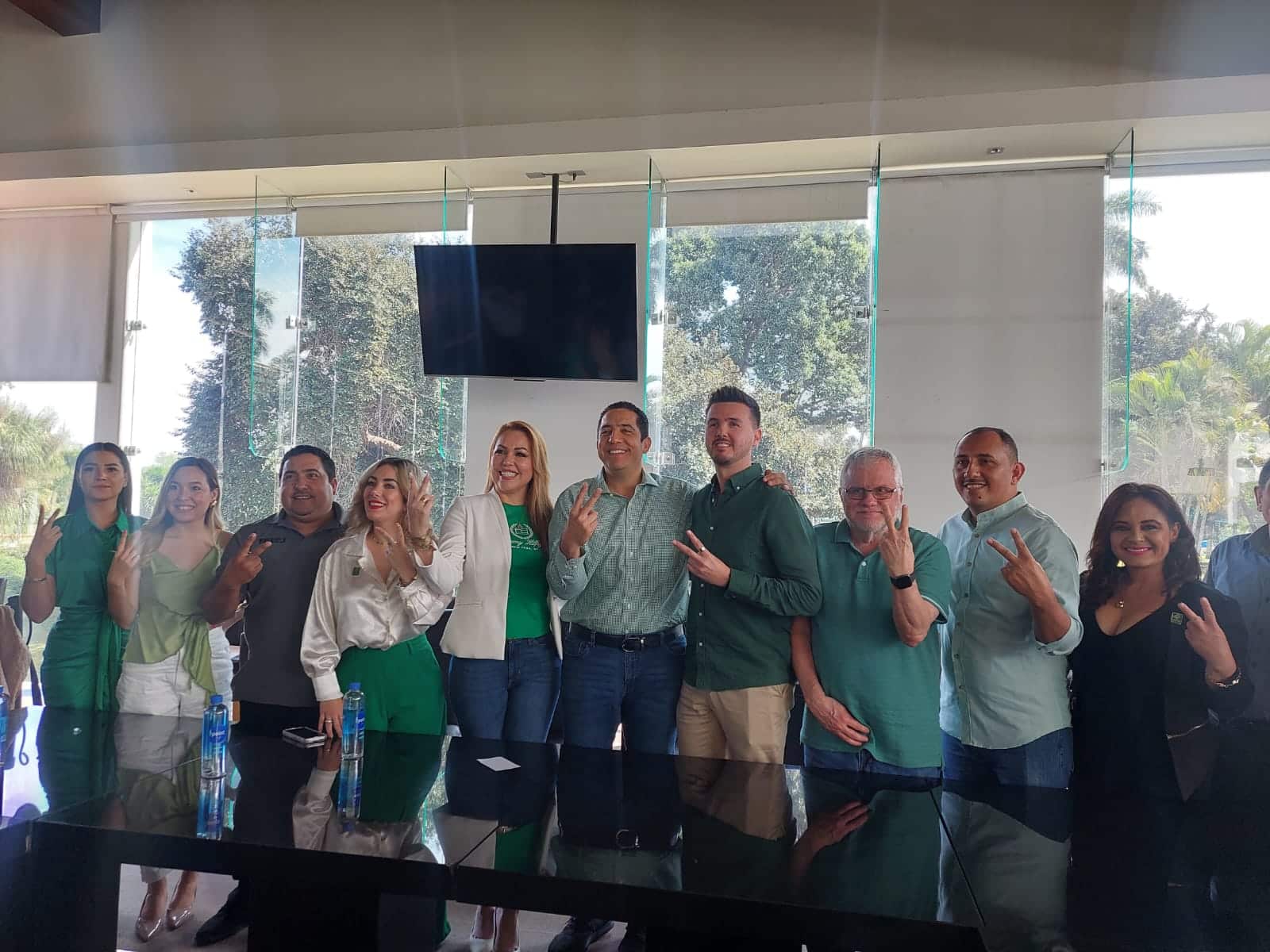 Jesús Valdés y Nubia Ramos junto a más personas posando para tomarse una foto en Culiacán