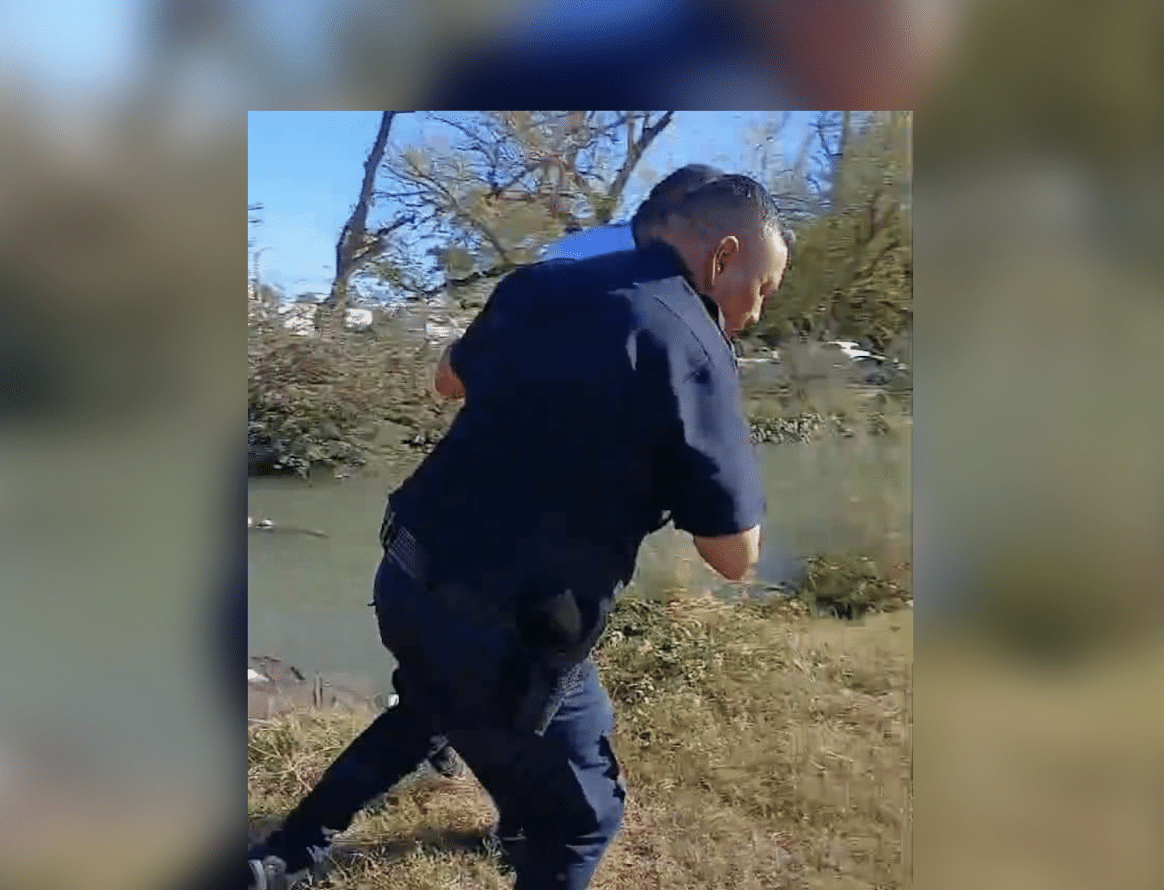 Comandante Joaquín Mendívil de la Policía Municipal de Ahome ayudando a una persona