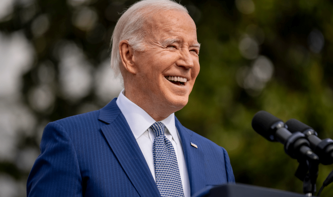 Joe Biden se libera de cargos por retención de documentos clasificados