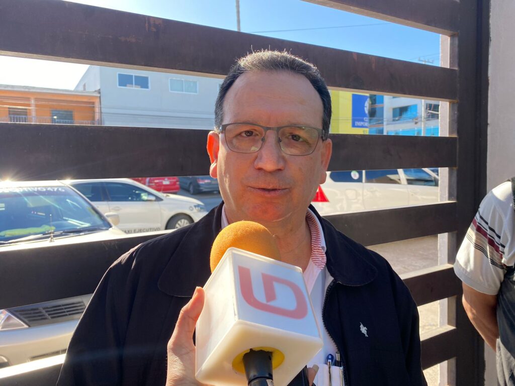 Jorge Valdez Hernández, tesorero del corporativo UTVNS, en entrevista con los medios de comunicación en Los Mochis