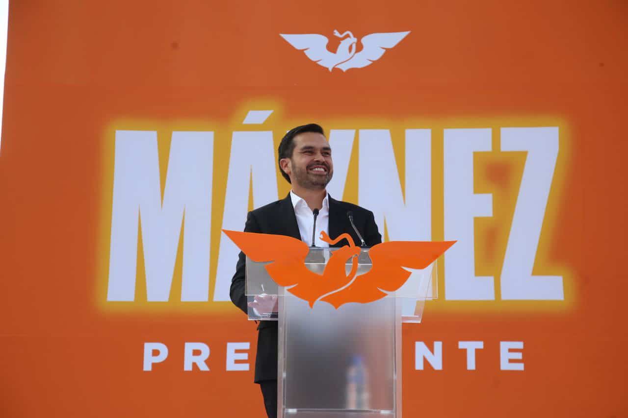 Jorge Álvarez Máynez en su registro ante el INE como candidato de MC