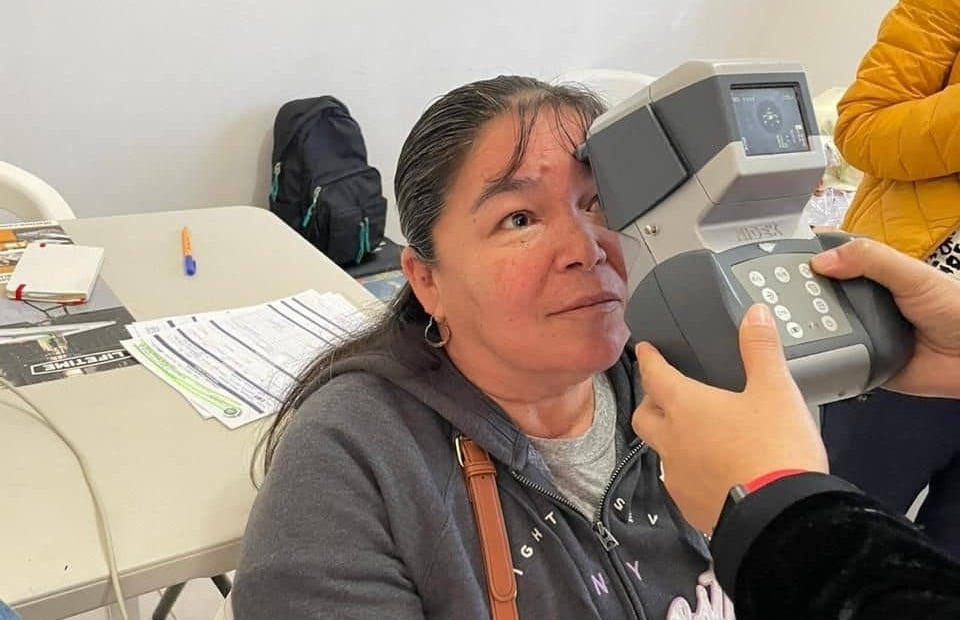 Médicos revisando vista de pacientes