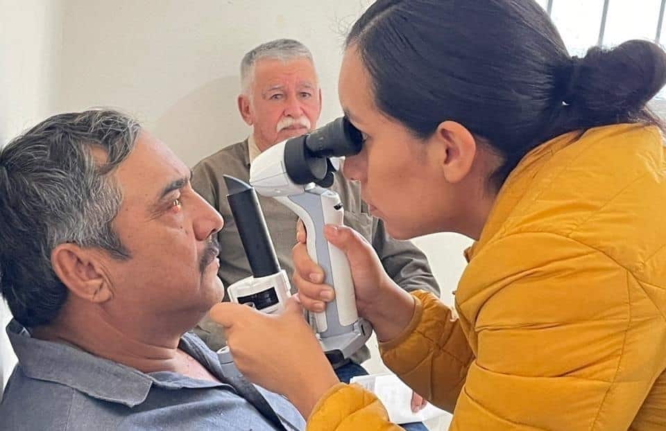 Médicos revisando vista de pacientes