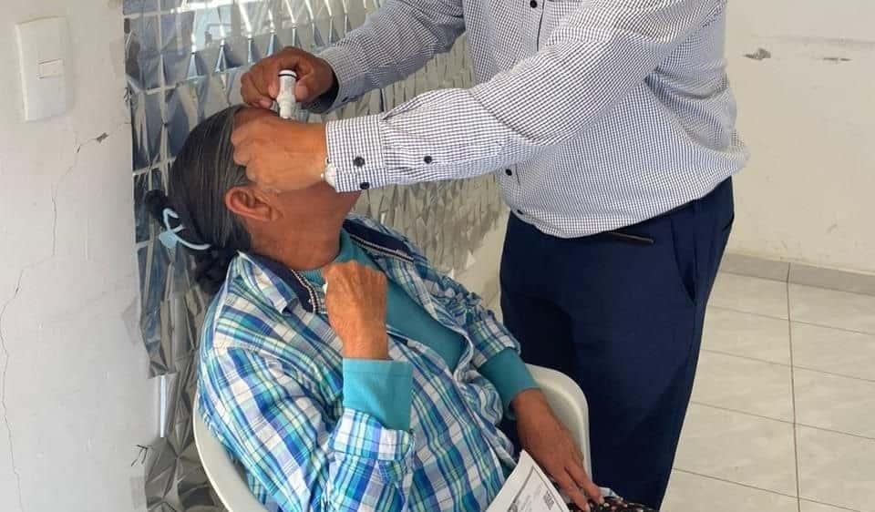 Médicos revisando vista de pacientes