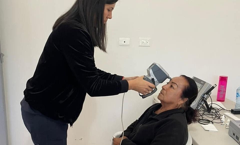 Médicos revisando vista de pacientes