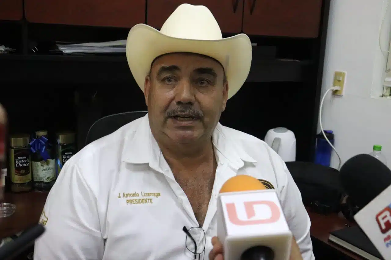 José Antonio Lizárraga Rivera en entrevista con los medios de comunicación en Mazatlán