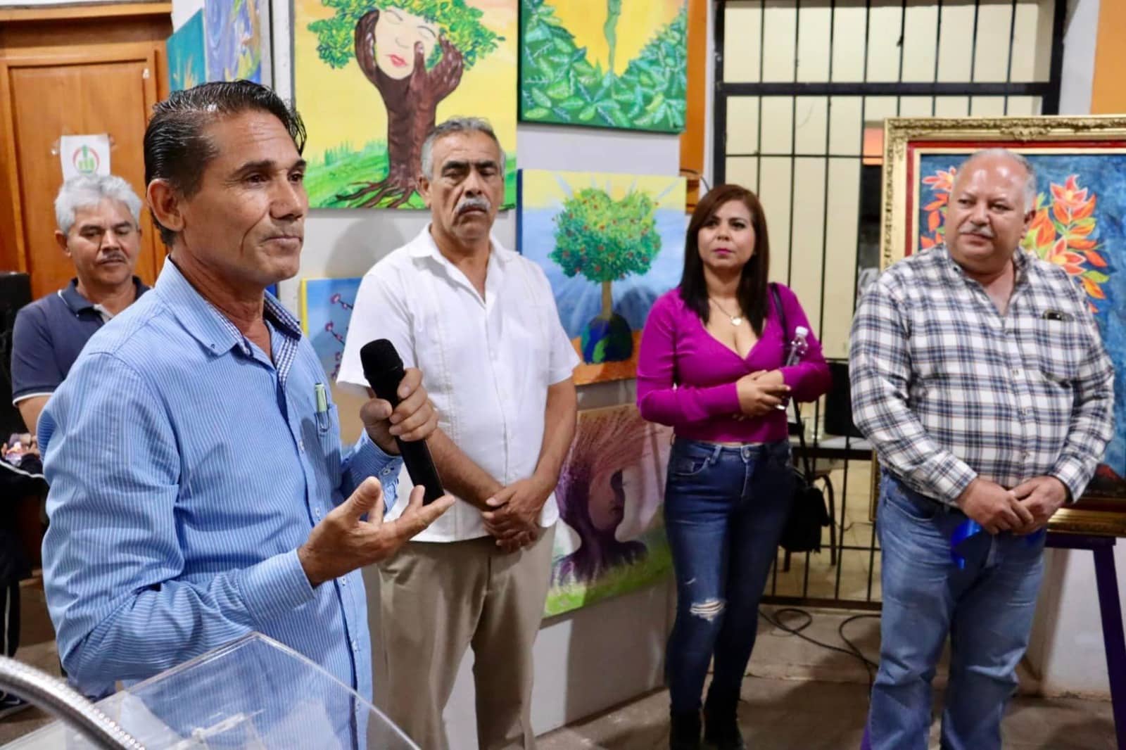 José Antonio Véliz López al micrófono en evento de inauguración