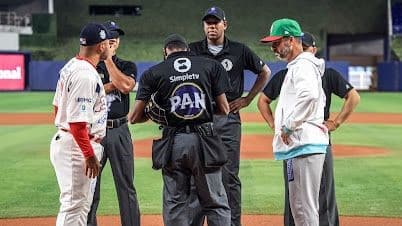 José Mayorga y Juan Gabriel Castro, entregan alineaciones a los ampáyeres en el juego México vs Panamá.