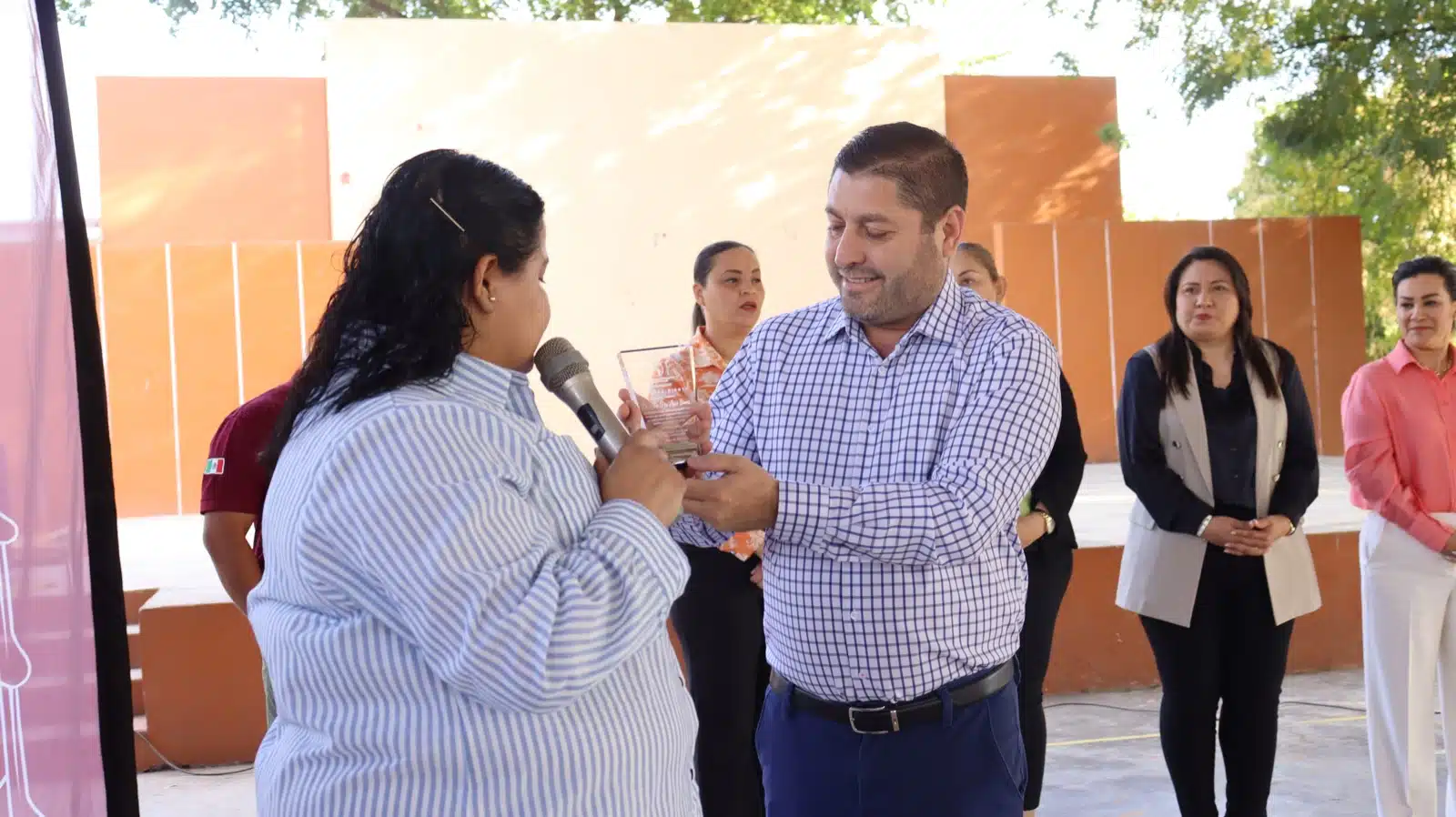 José Paz López Elenes, presidente municipal de Badiraguato, recibiendo un reconocimiento en la escuela primaria Profesora Natalia de Jesús Payán López