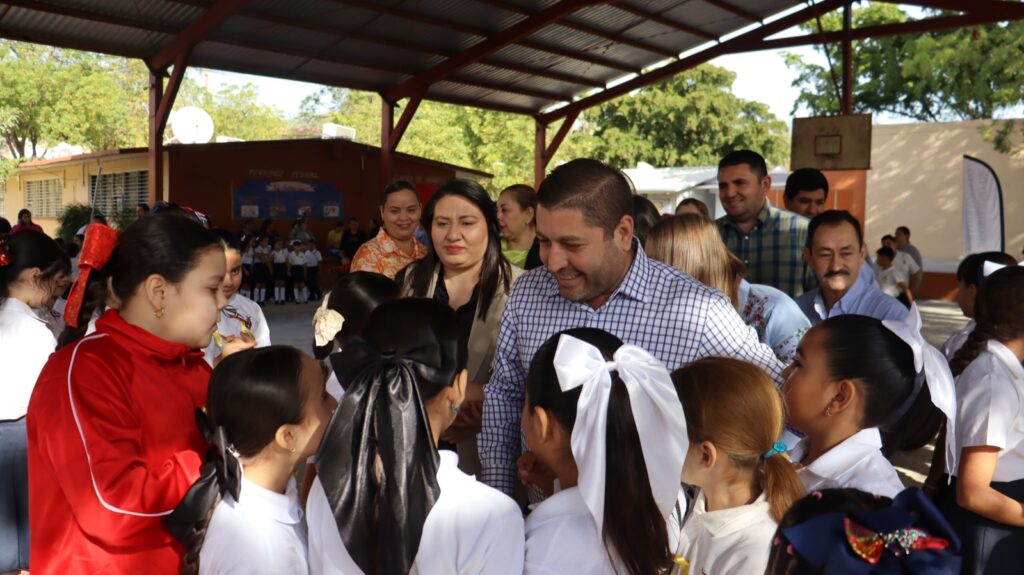 José Paz López Elenes, presidente municipal de Badiraguato, junto a niños en la escuela primaria Profesora Natalia de Jesús Payán López