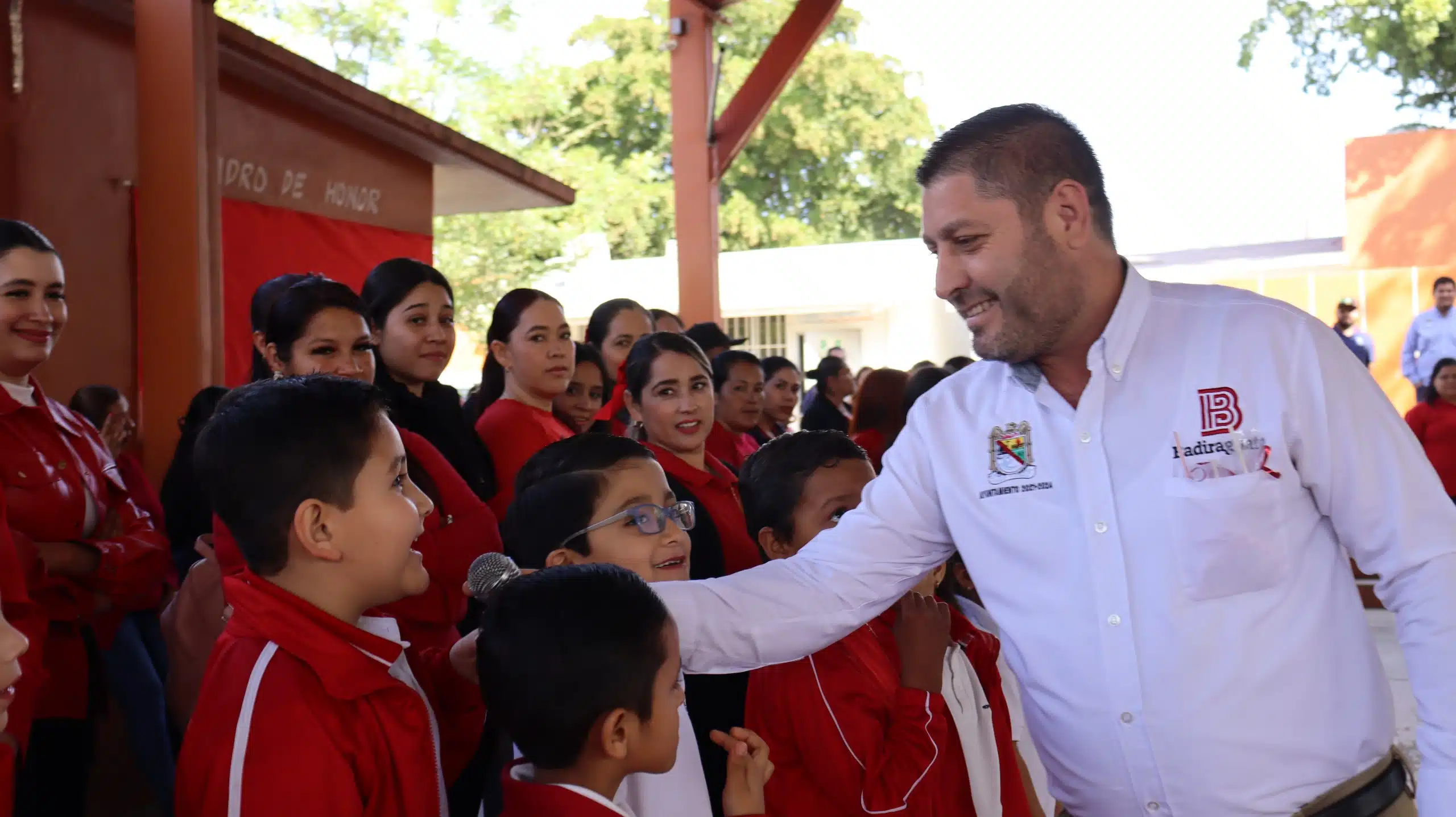 José Paz López Elenes celebró el Día del Amor y la Amistad con la comunidad de la escuela primaria Natalia J. Payán López.
