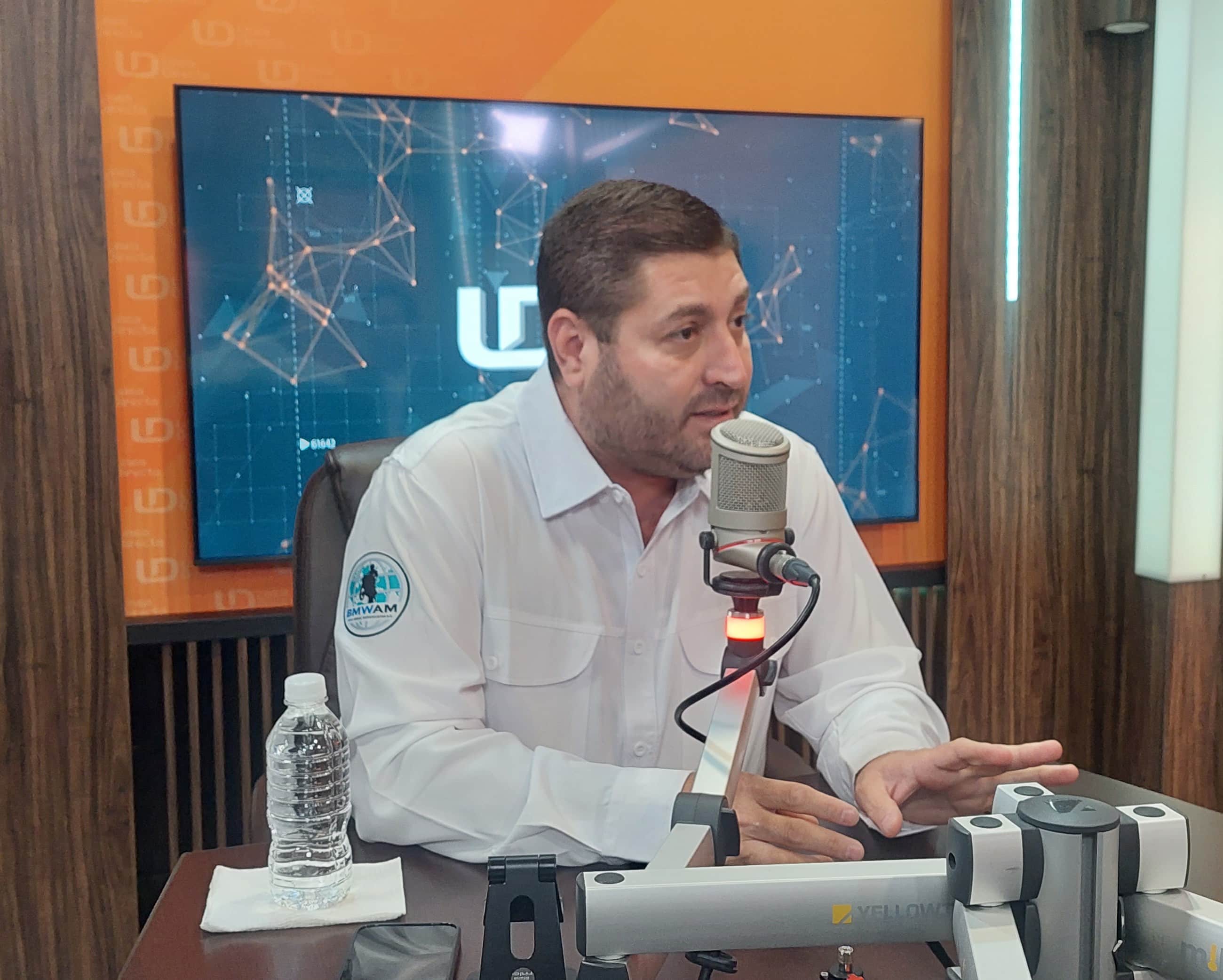 José Paz López Elenes frente al micrófono en el estudio de Línea Directa