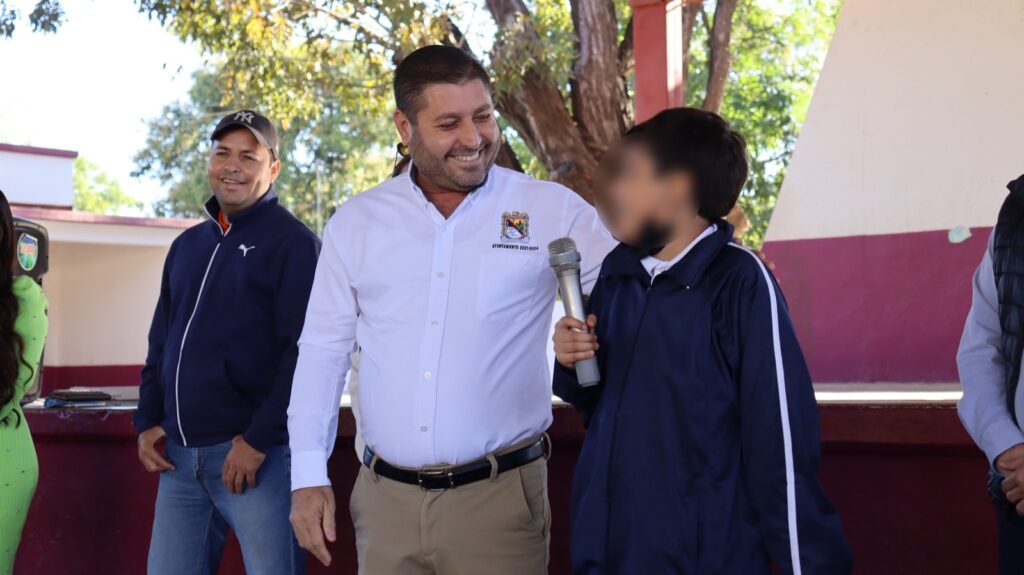 José Paz López Elenes junto a un niño en la escuela primaria “Profesor Daniel Díaz Jiménez” de Badiraguato