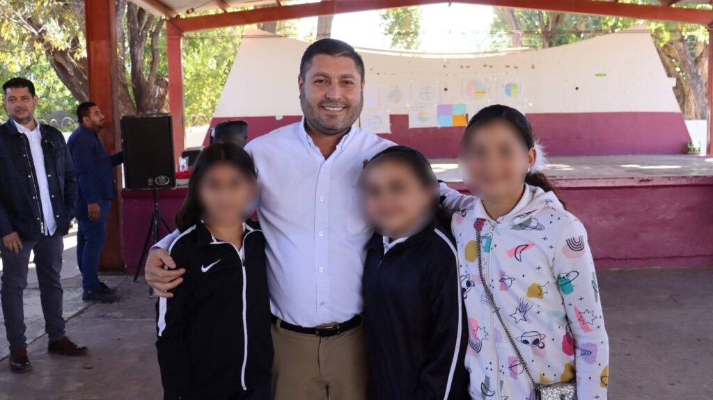 José Paz López Elenes junto a 3 niños en la escuela primaria “Profesor Daniel Díaz Jiménez” de Badiraguato