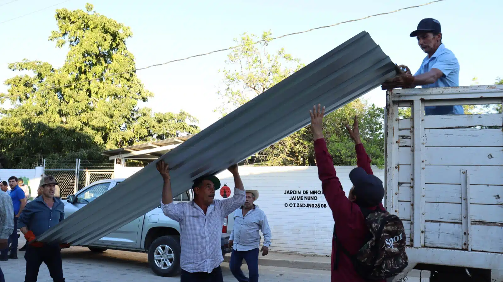 Laminas que entregó el presidente municipal de Badiraguato a habitantes del municipio
