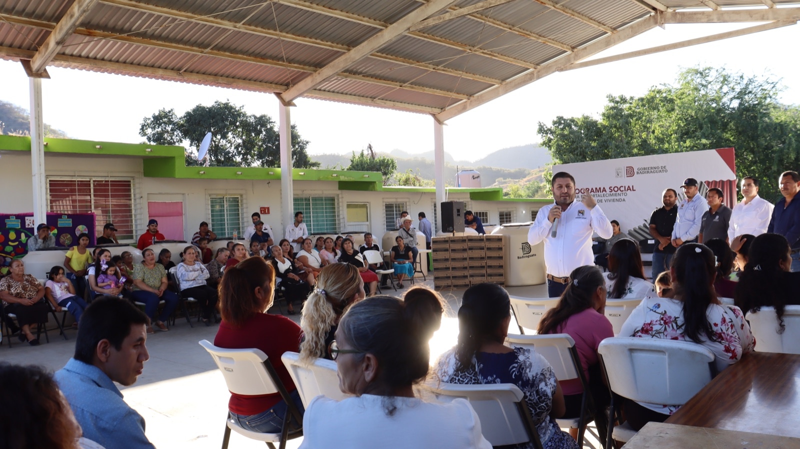 José Paz López Elenes en la entrega de apoyos de viviendas a habitantes del municipio de Badiraguato
