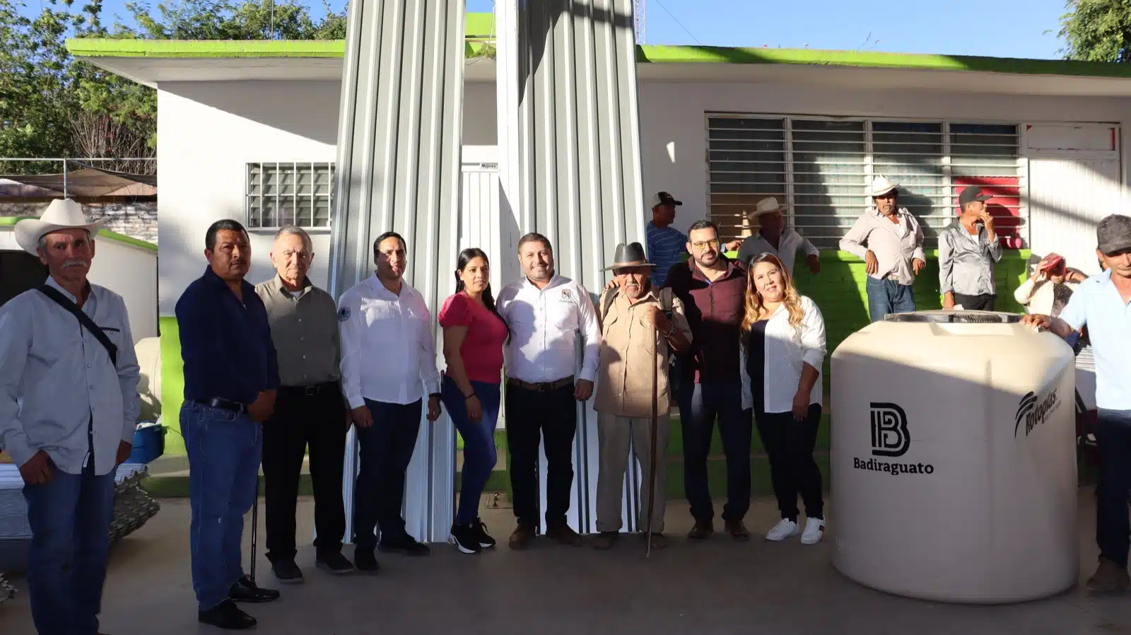 José Paz López Elenes en la entrega de apoyos de viviendas a habitantes del municipio de Badiraguato