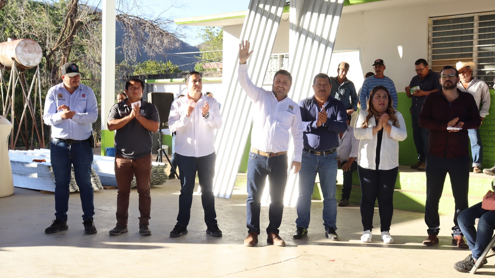 José Paz López Elenes en la entrega de apoyos de viviendas a habitantes del municipio de Badiraguato