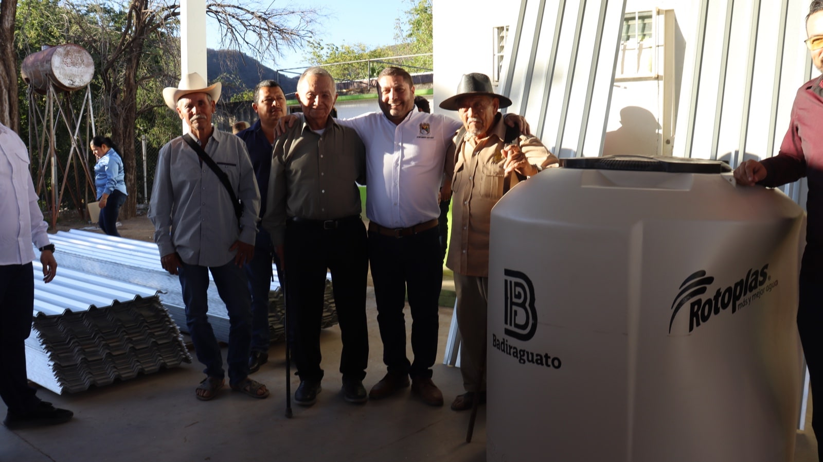 José Paz López Elenes en la entrega de apoyos de viviendas a habitantes del municipio de Badiraguato