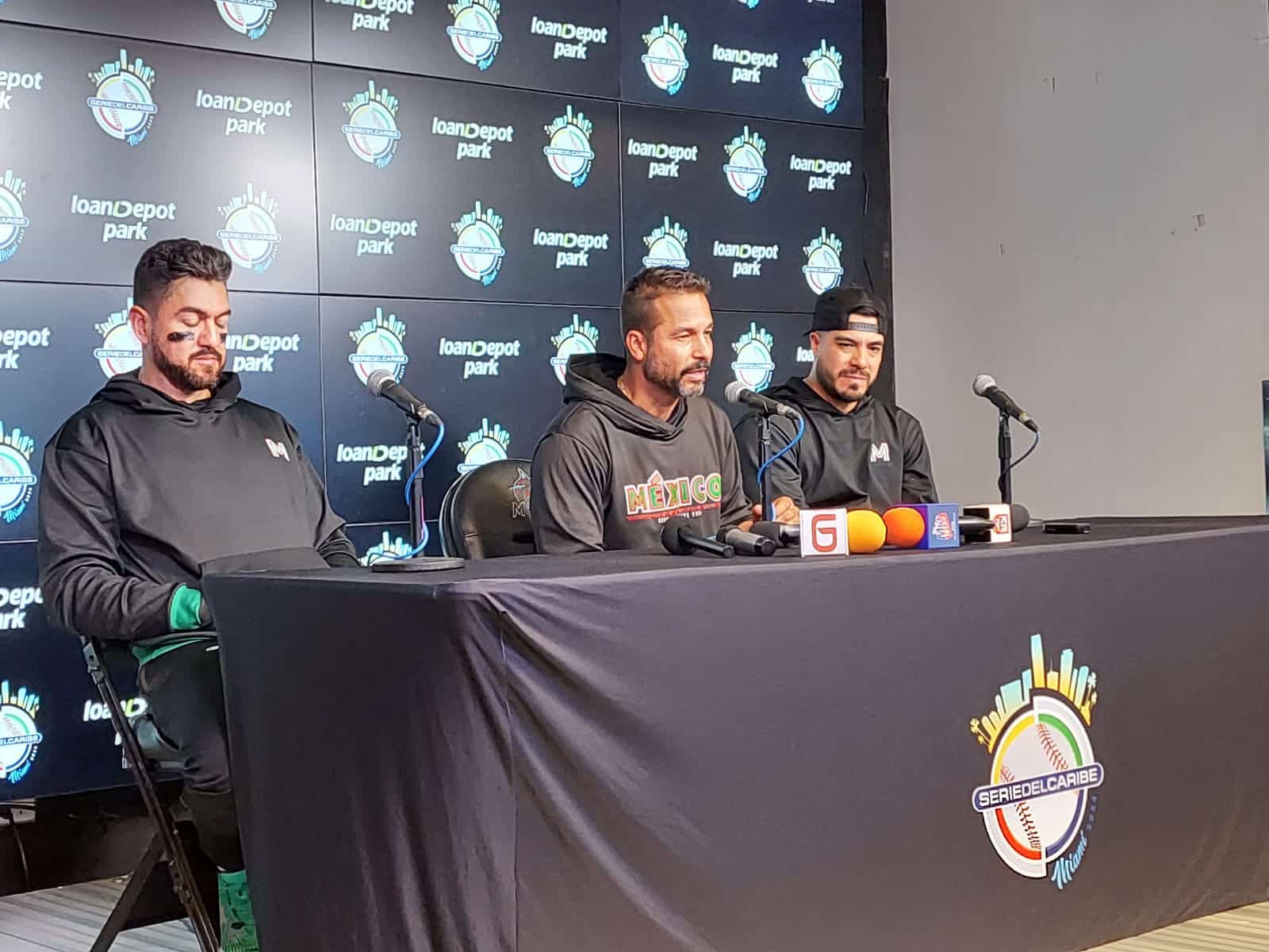Juan Gabriel Castro junto a Agustín Murillo y Manny Barreda en la última conferencia de México en la Serie del Caribe 2024