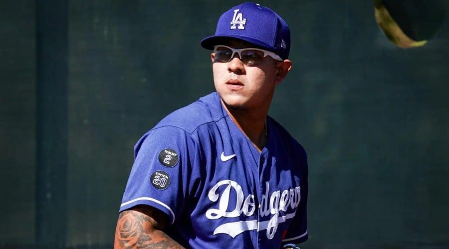 Julio Urias con uniforme de Dodgers
