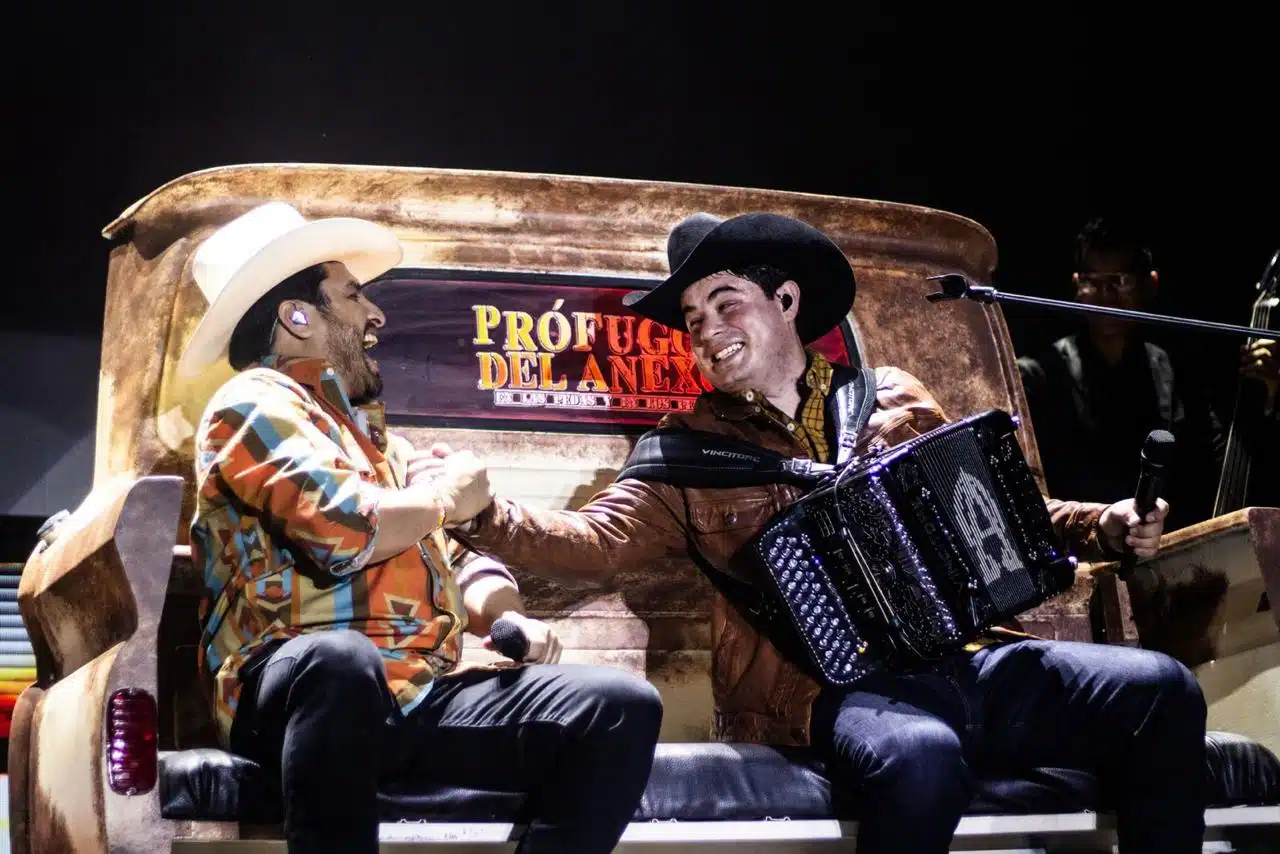 Julión Álvarez y Alfredito Olivas iniciaron la gira de Prófugos del Anexo en el Carnaval de Mazatlán.